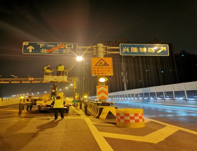 怀化郑州市北三环彩虹桥交通标志牌安装现场